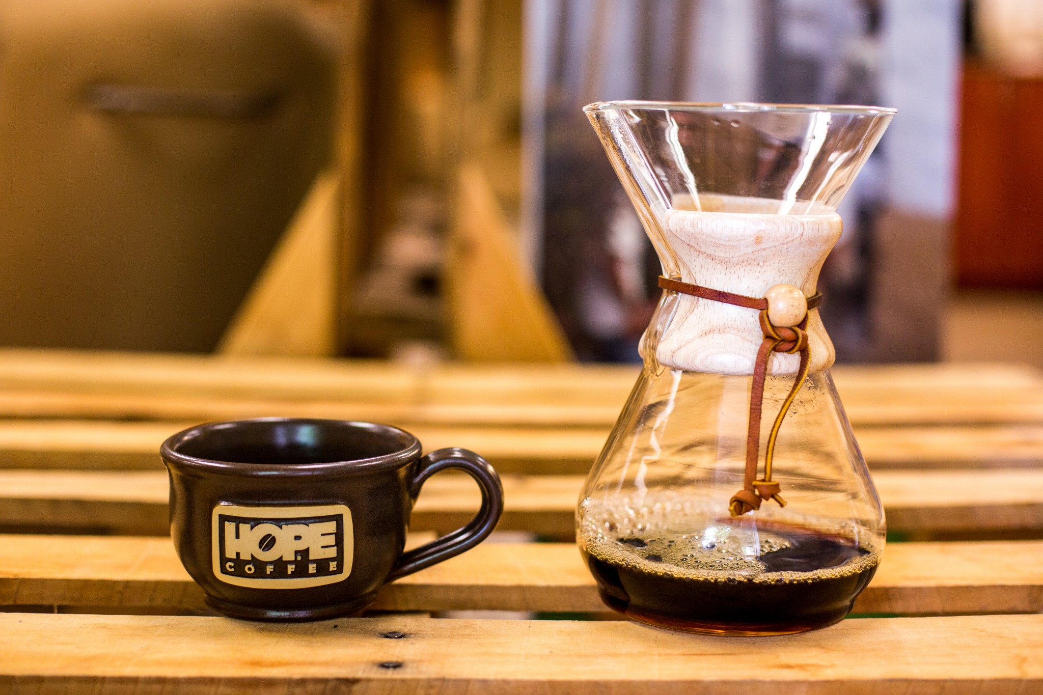 https://www.hopecoffee.com/wp-content/uploads/2017/04/Chemex-Brewing-Method-How-to-Make-Chemex-Coffee1.jpg